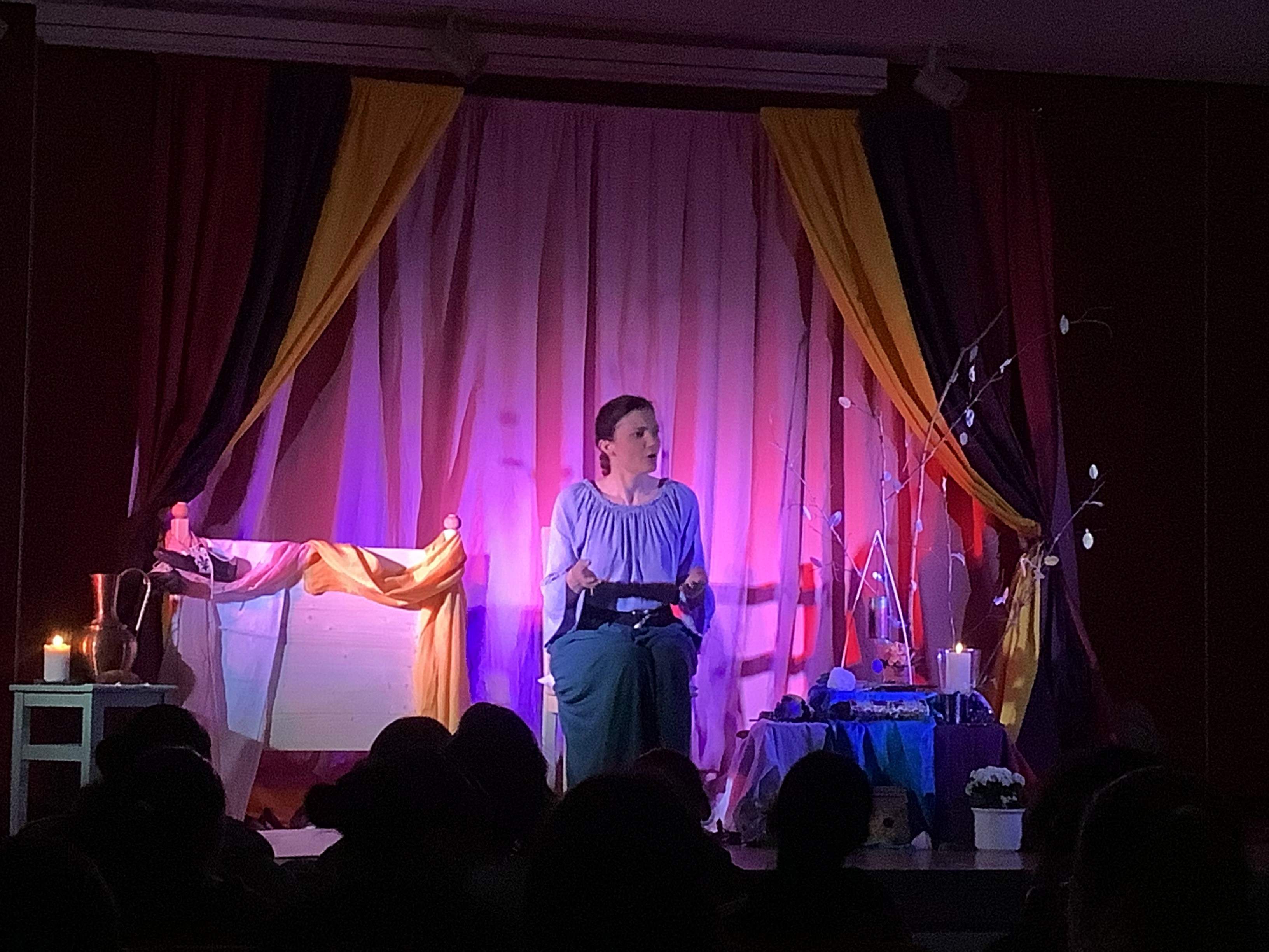Märchenerzähltheater „Tanzschuhe und Federkleid“ in der Alleenschule Bild